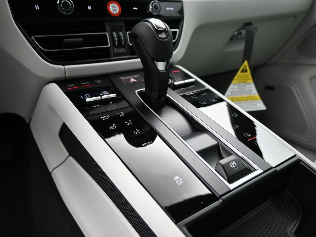 Certified 2026 Porsche Macan AWD/4WD image 9