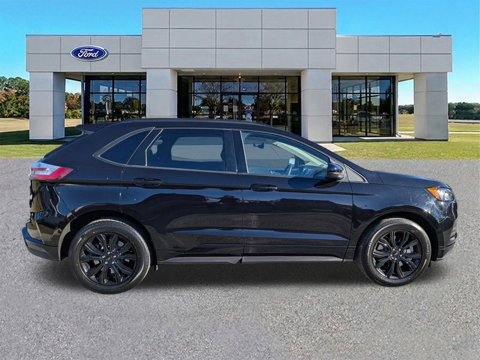 Certified 2022 Ford Edge SE w/ Black Appearance Package image 3
