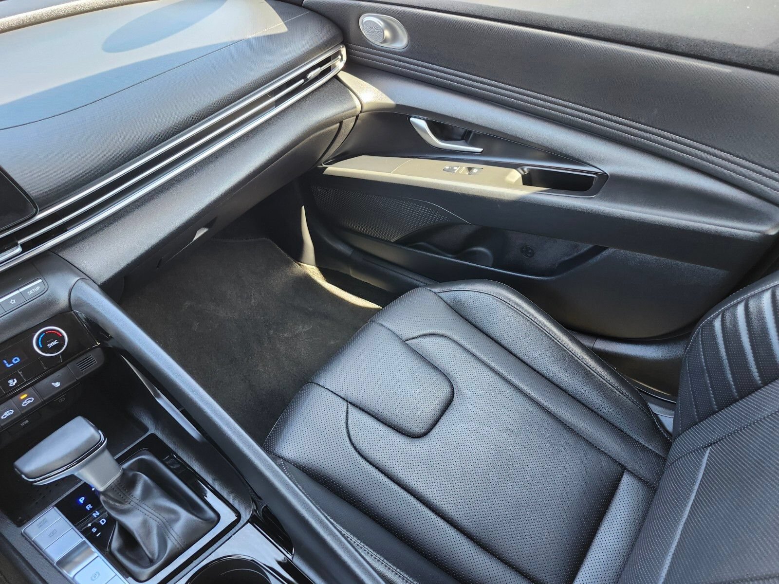 Used 2023 Hyundai Elantra Limited w/ Preferred Accessory Package FWD image 14