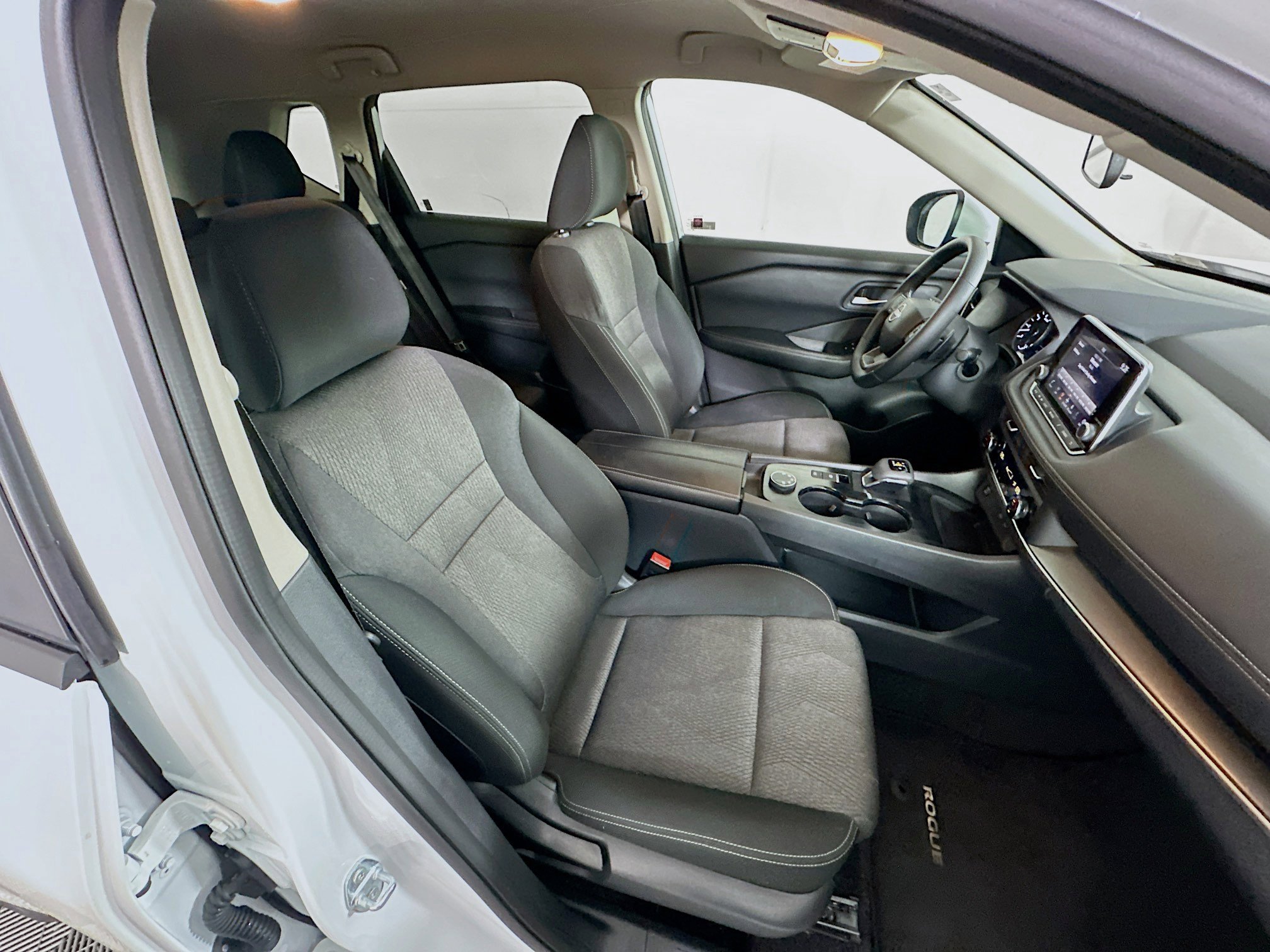 Used 2025 Nissan Rogue SV image 30