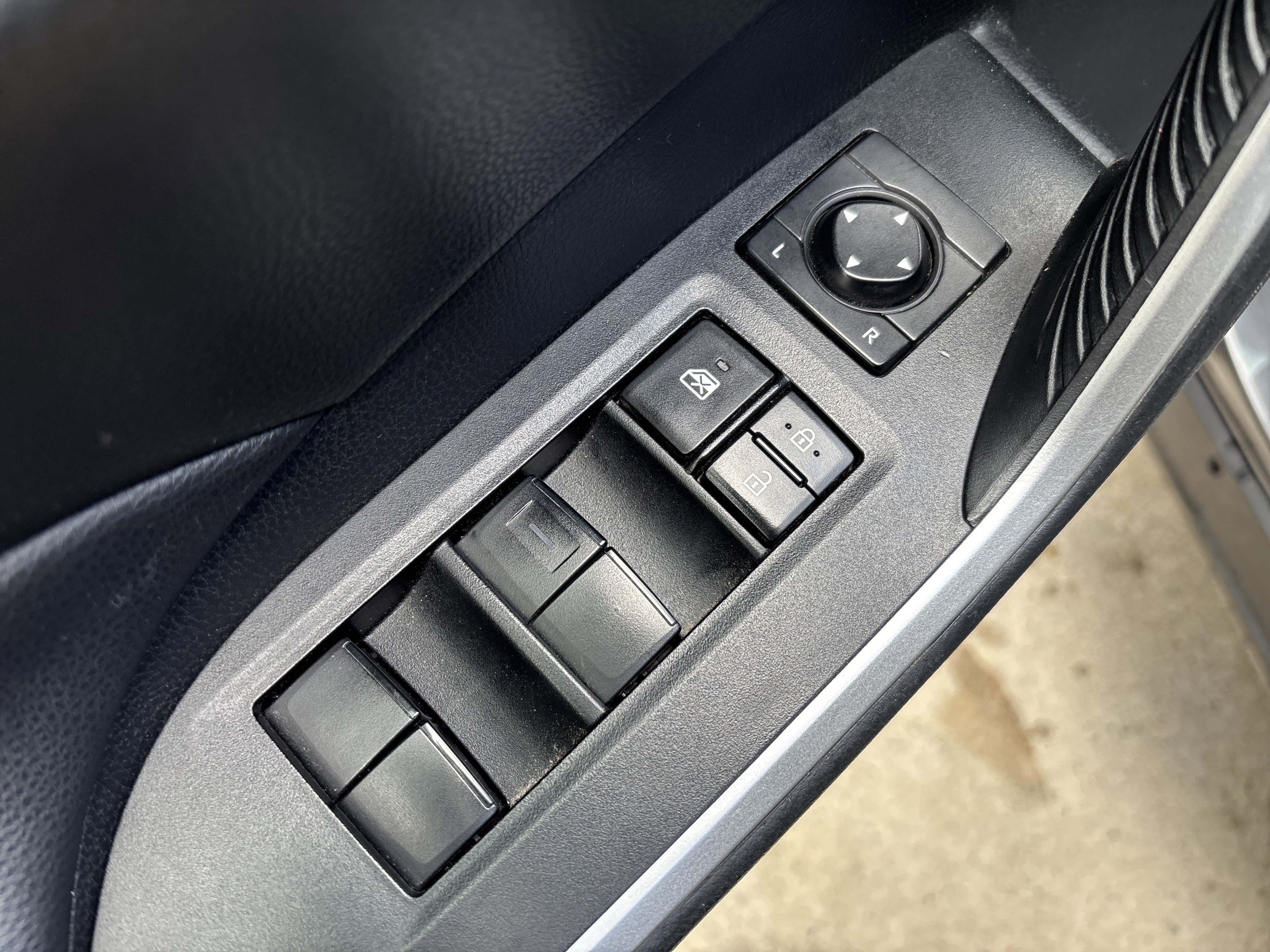 Used 2021 Toyota RAV4 XLE FWD image 13