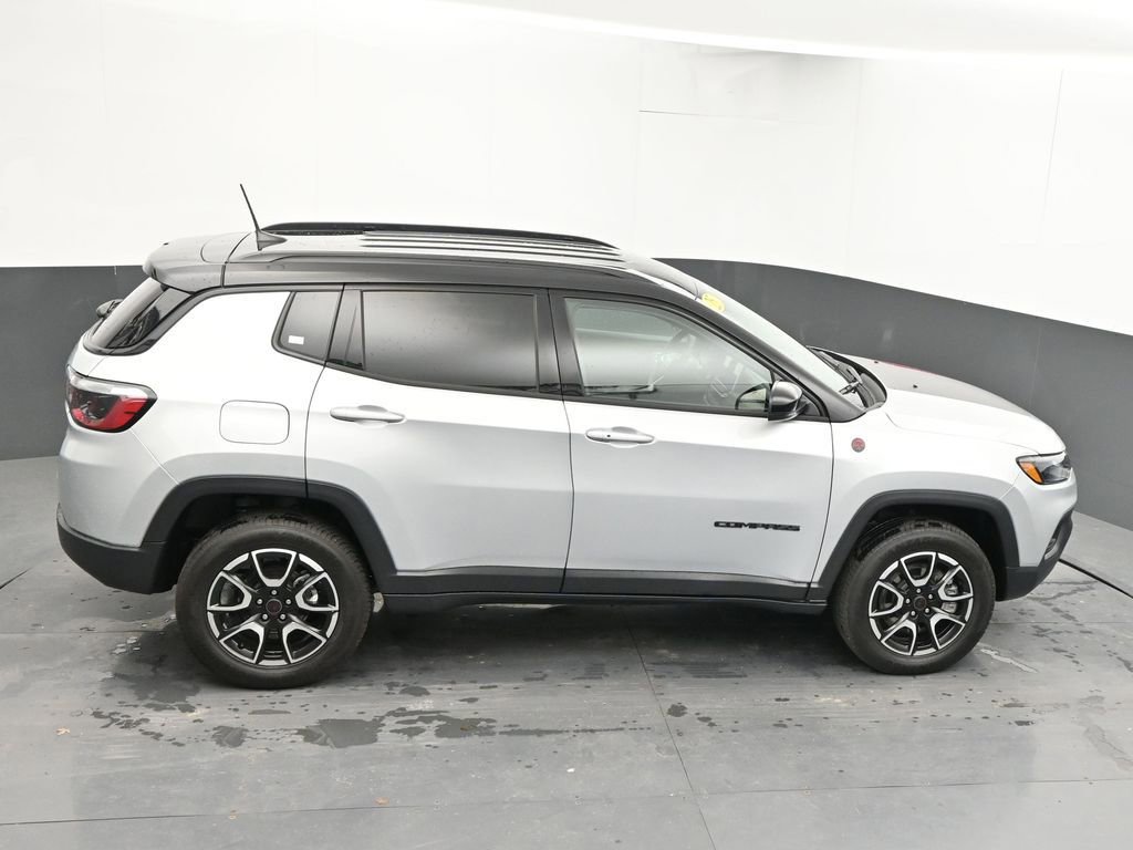 Used 2025 Jeep Compass Trailhawk AWD/4WD image 45