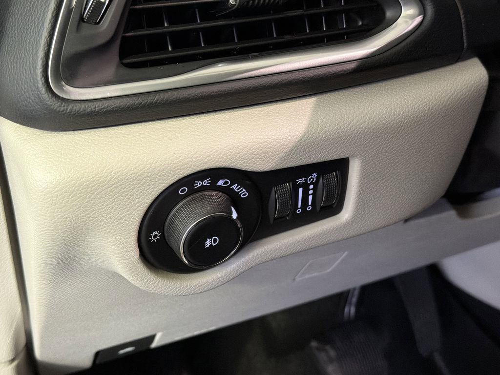 Used 2018 Chrysler Pacifica Touring-L Plus image 21