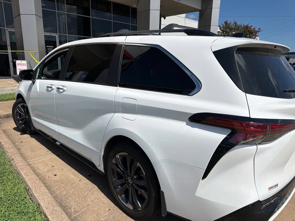 Used 2023 Toyota Sienna XSE FWD image 4