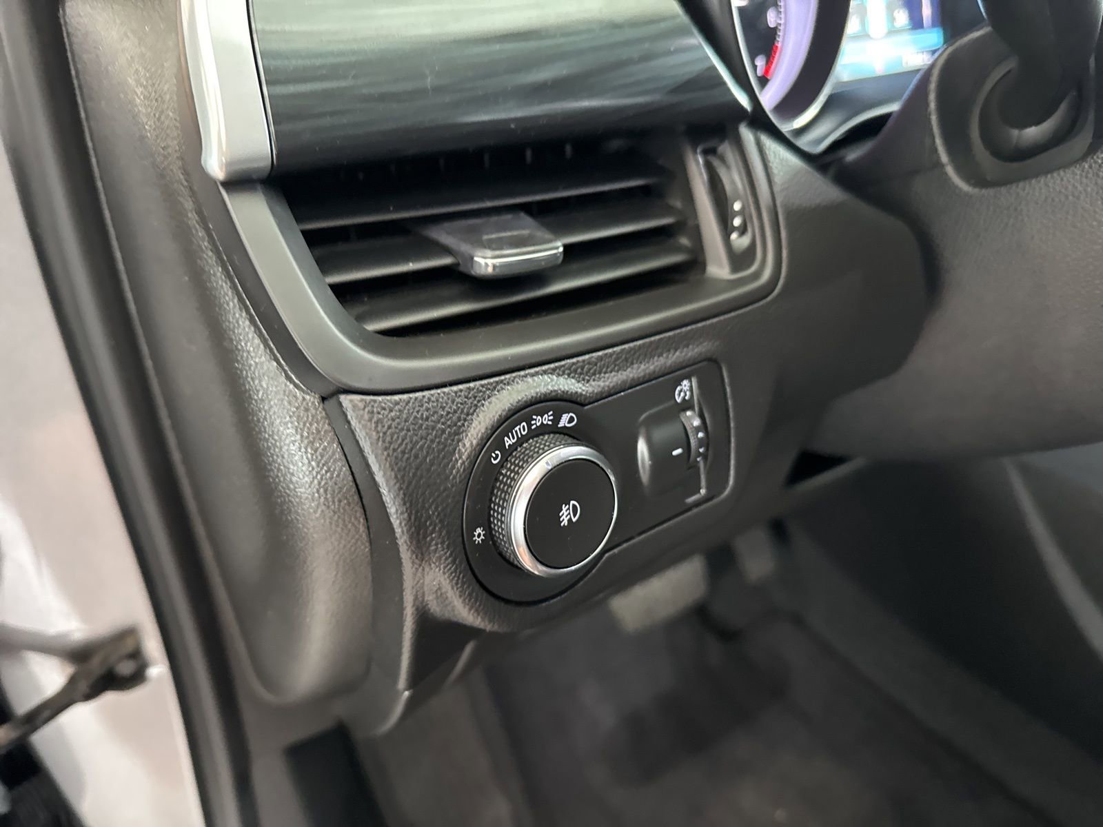Used 2020 Buick Envision Essence FWD image 21