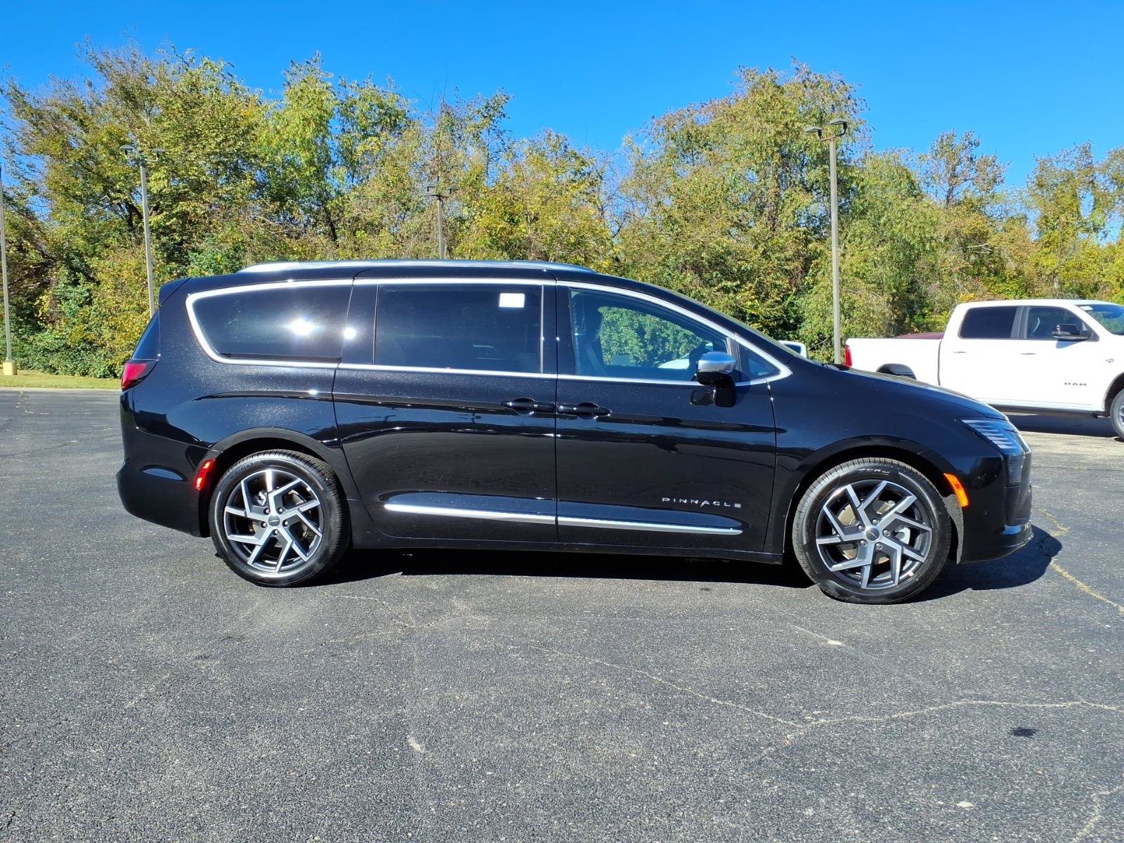 New 2027 Chrysler Pacifica Pinnacle w/ Theater Group FWD image 8