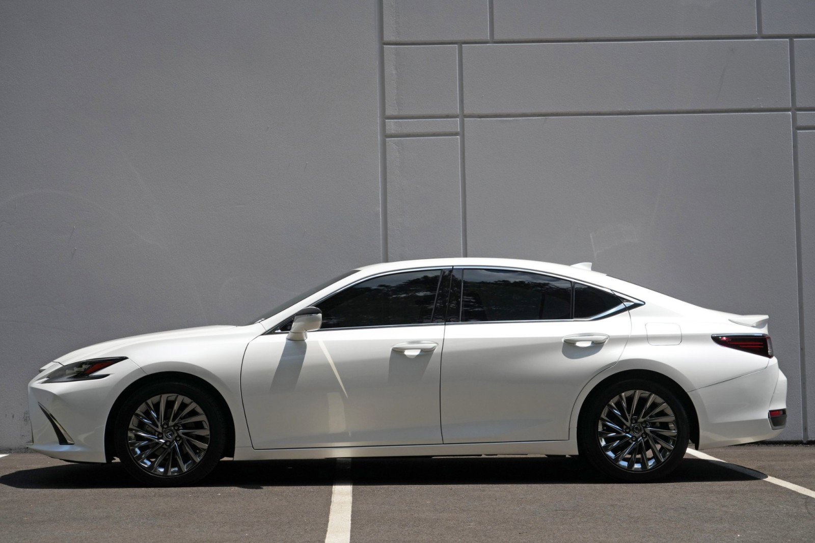 Used 2024 Lexus ES 300h w/ Accessory Package (Z2) FWD image 9