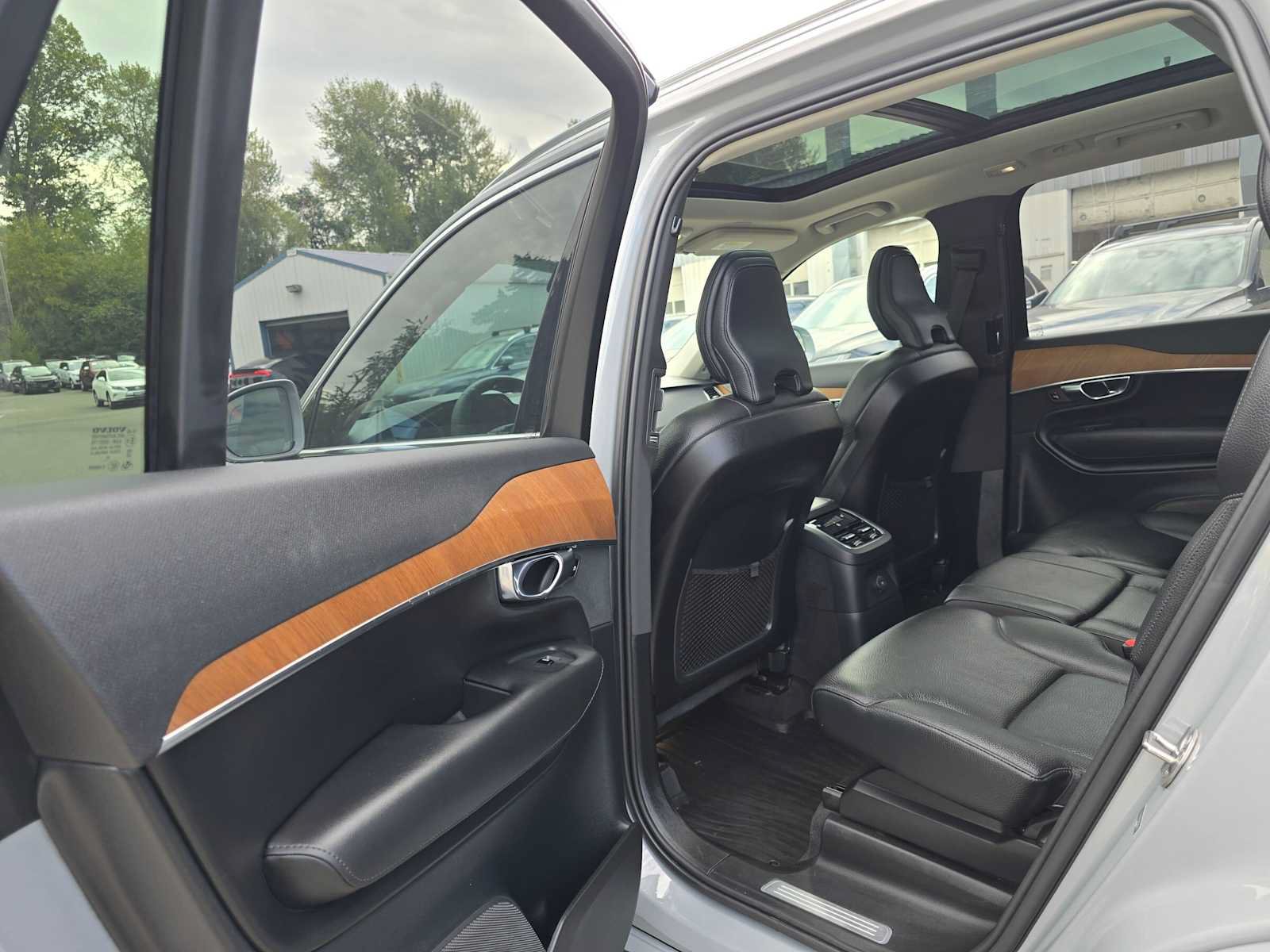 Used 2024 Volvo XC90 T8 Plus w/ Protection Package Premier AWD/4WD image 17
