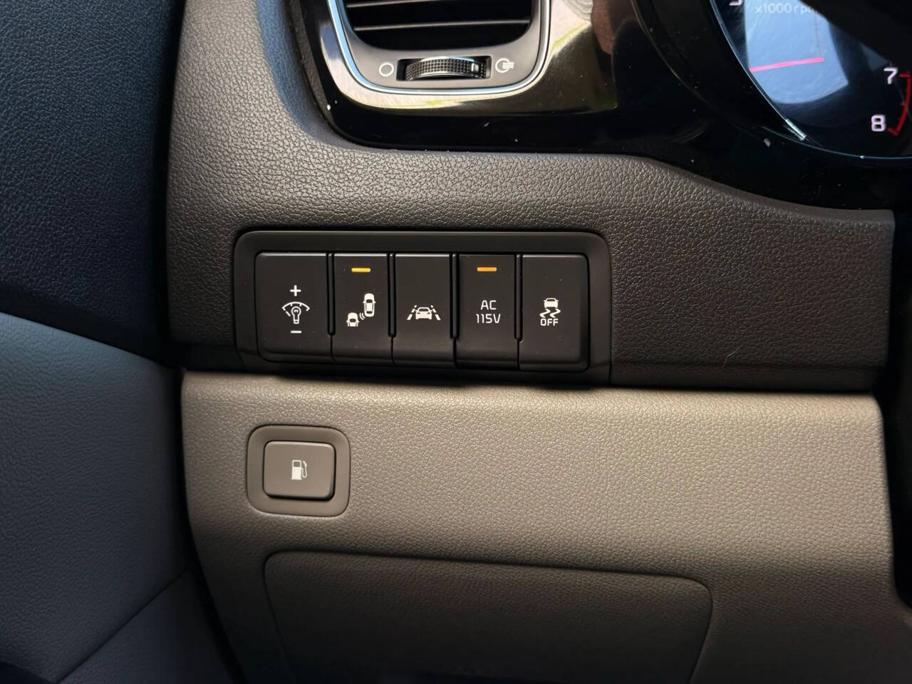 Used 2018 Kia Sedona SX FWD image 12