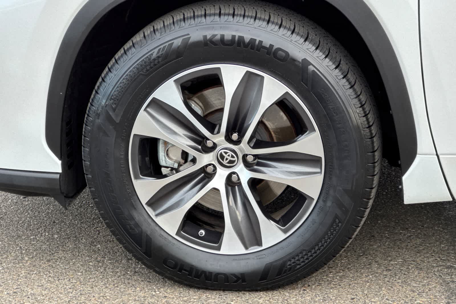 Used 2023 Toyota Highlander XLE FWD image 32