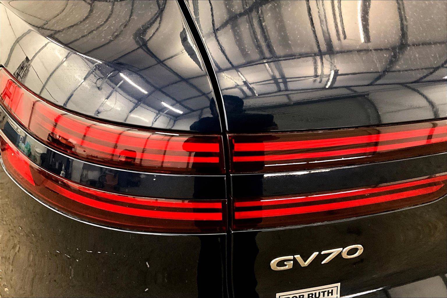 Used 2022 Genesis GV70 2.5T w/ Advanced Package image 28