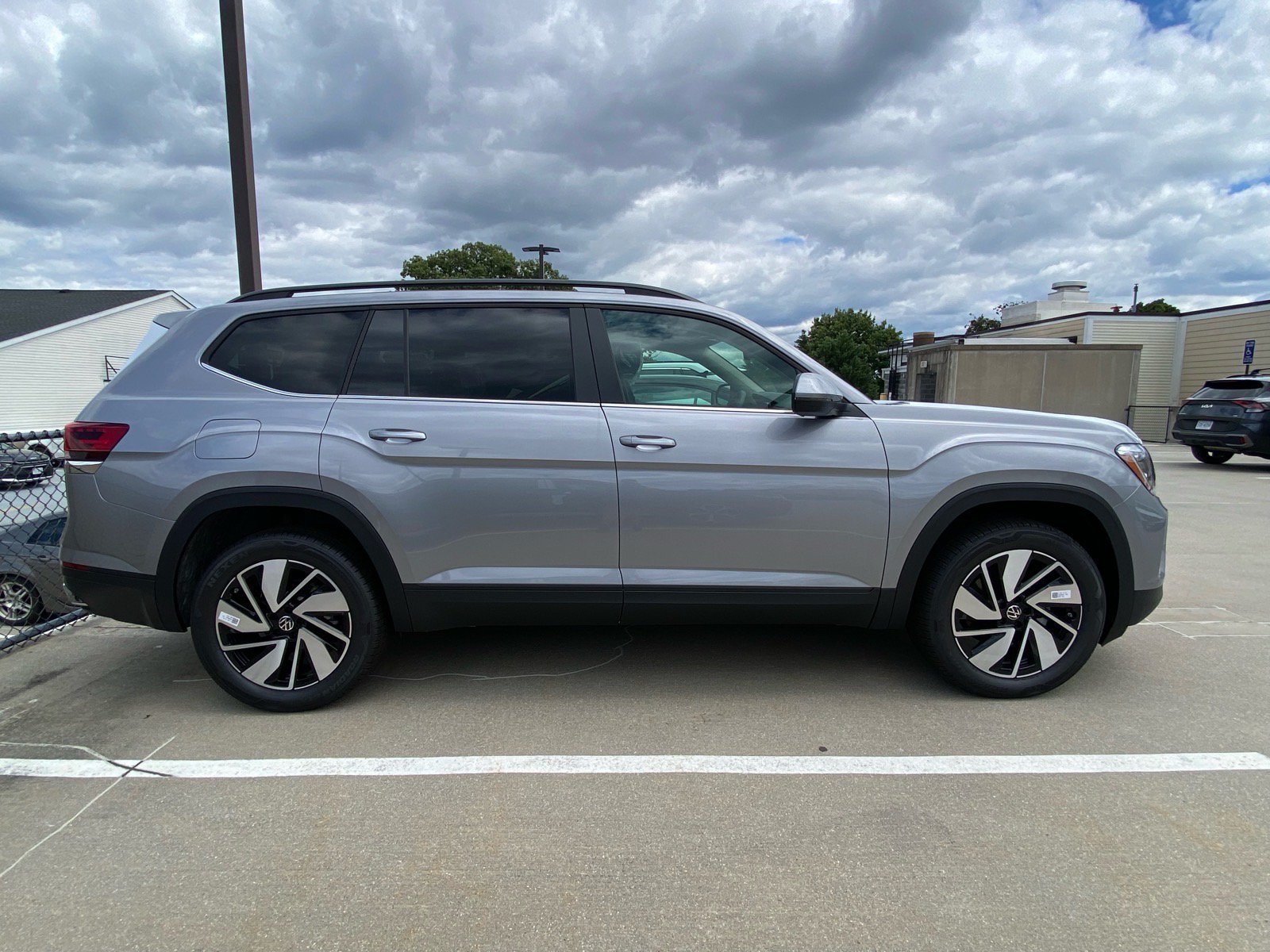New 2026 Volkswagen Atlas SE FWD image 2