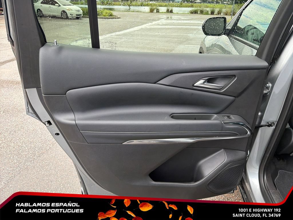 Used 2025 Chevrolet Traverse LT FWD image 27
