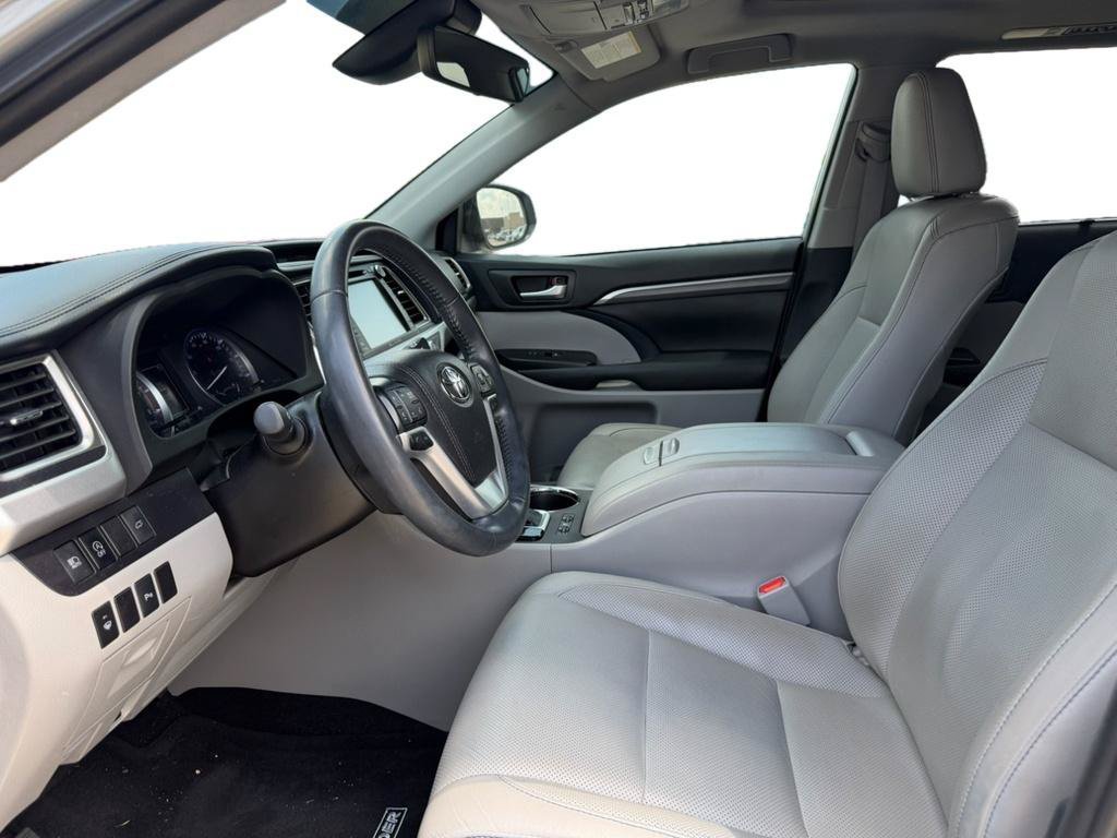 Used 2019 Toyota Highlander Limited FWD image 10