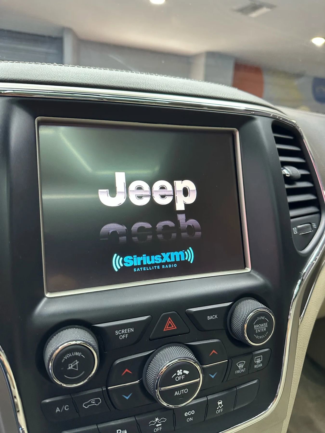 Used 2014 Jeep Grand Cherokee Overland w/ Advanced Technology Group image 13