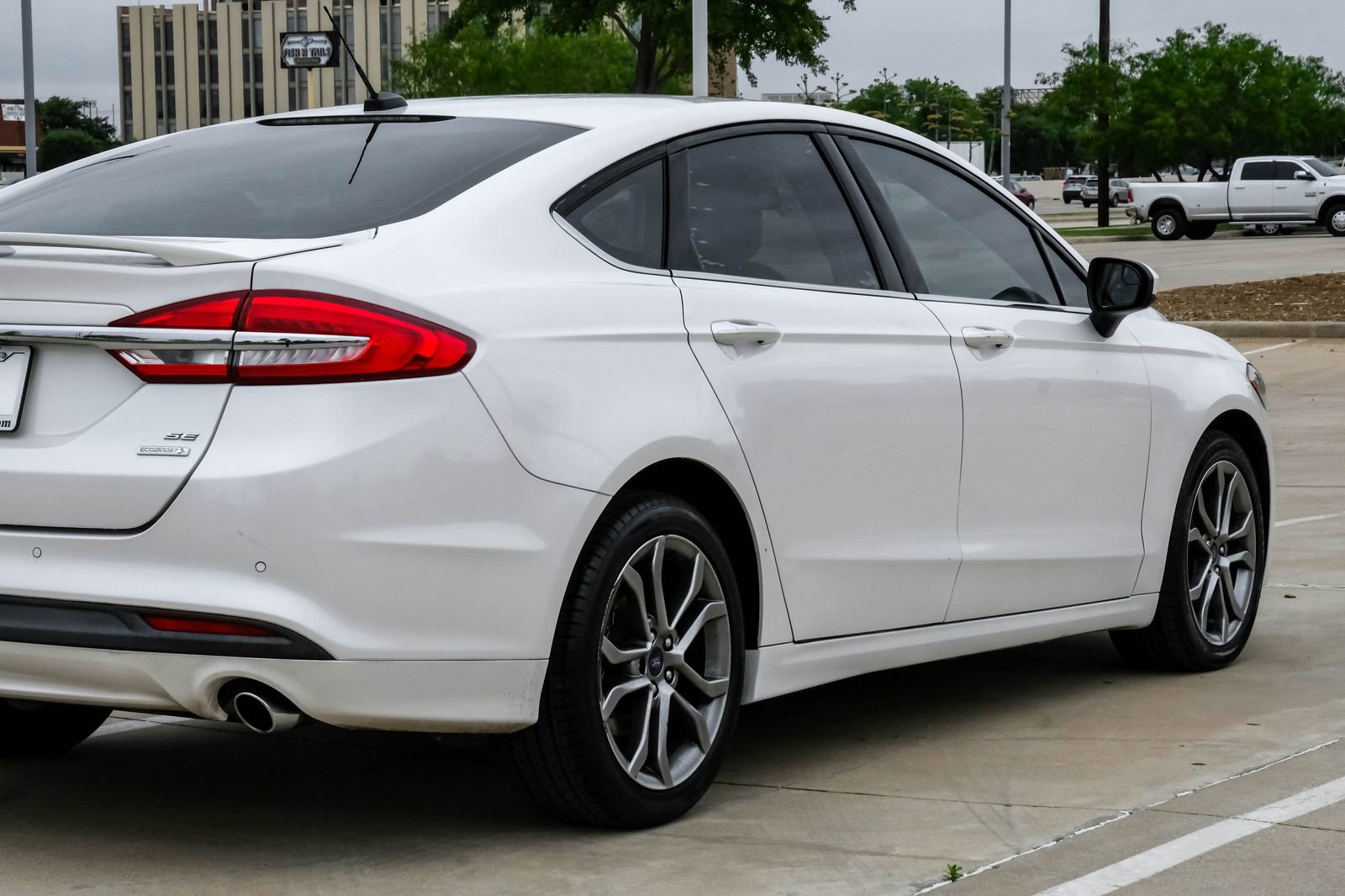 Used 2017 Ford Fusion SE w/ Equipment Group 201A FWD image 13