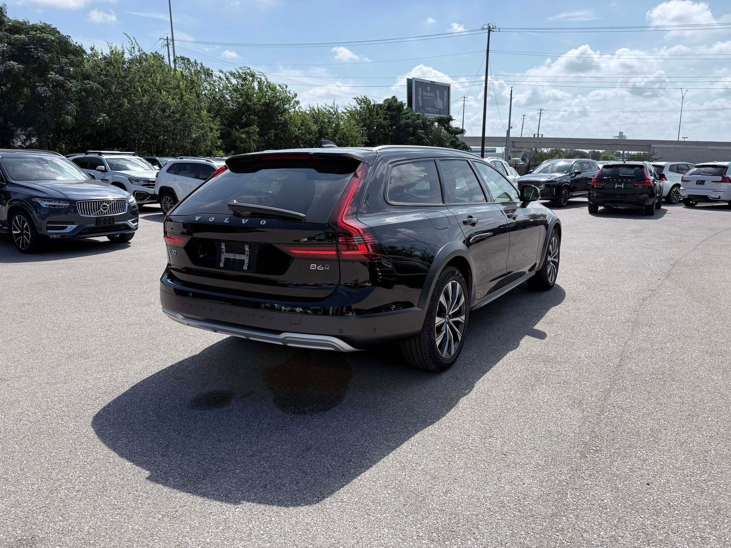 Certified 2025 Volvo V90 B6 Cross Country Plus AWD/4WD image 6