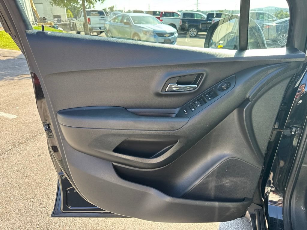 Used 2018 Chevrolet Trax LT w/ Redline Edition FWD image 10