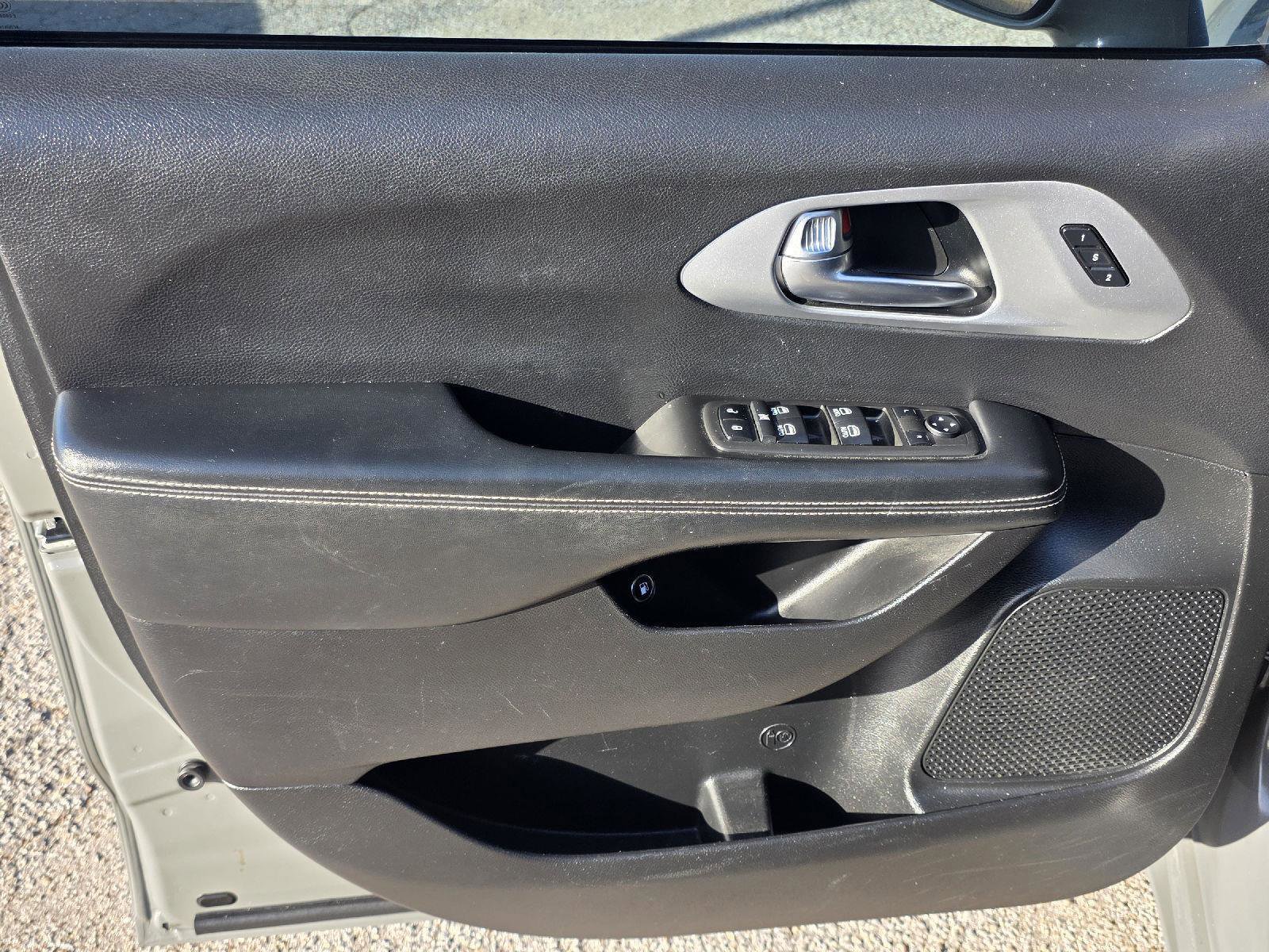 Used 2022 Chrysler Pacifica Touring-L w/ Uconnect Theater Family Group FWD image 35