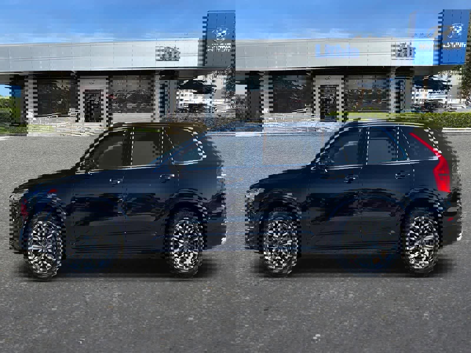 Used 2017 Volvo XC90 T6 Momentum w/ Vision Package image 6