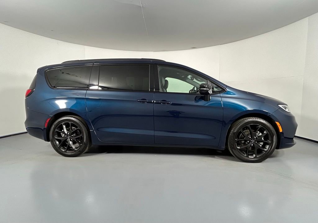 Used 2024 Chrysler Pacifica Limited w/ S Appearance Package FWD image 8