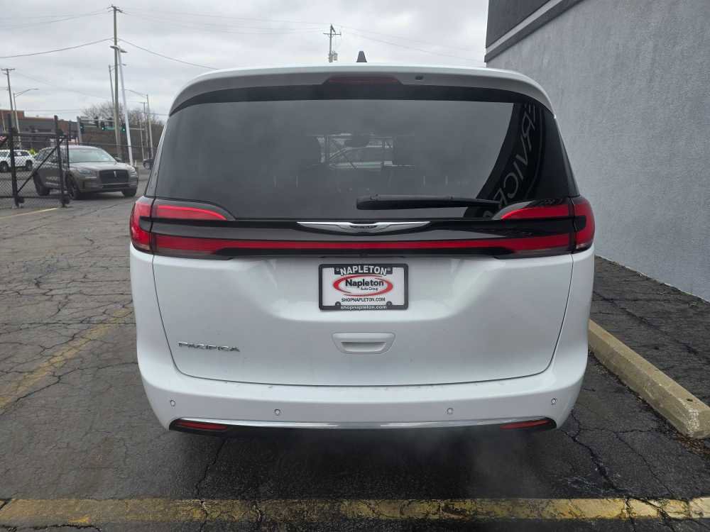 Used 2024 Chrysler Pacifica Touring-L image 9