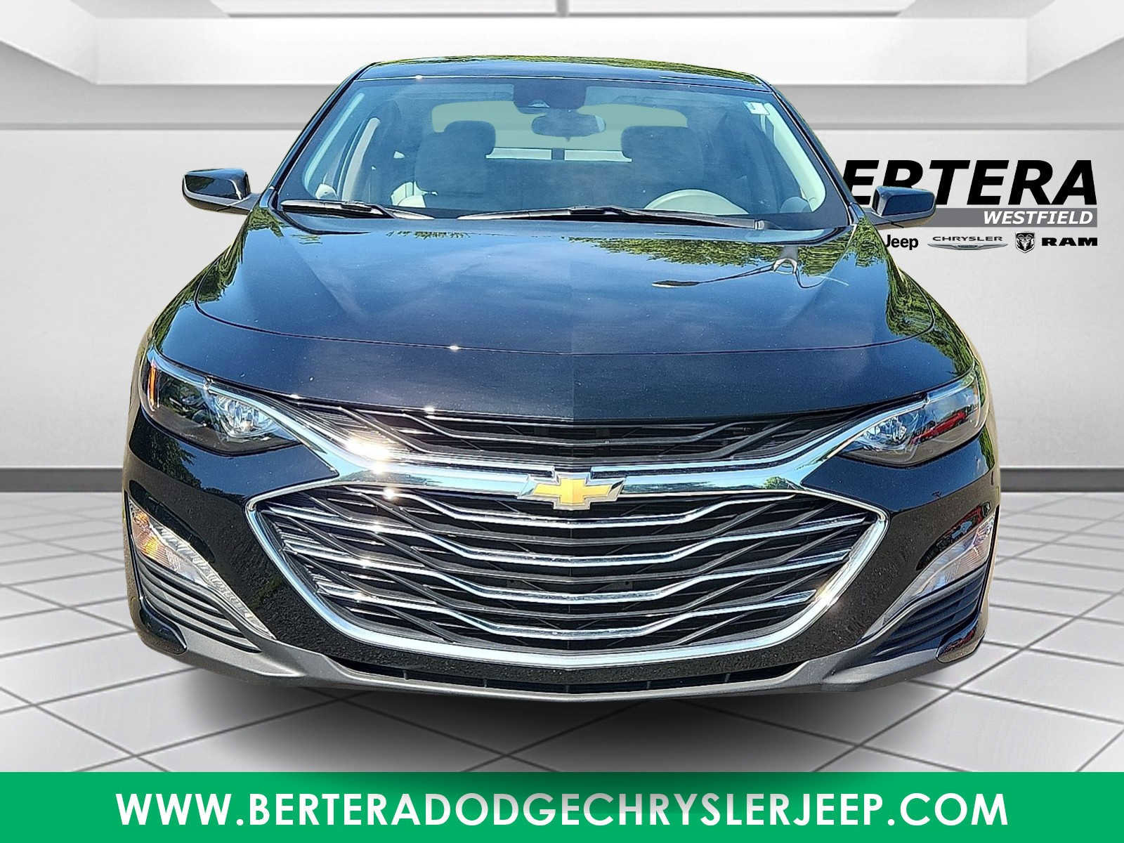 Used 2025 Chevrolet Malibu LT FWD image 2