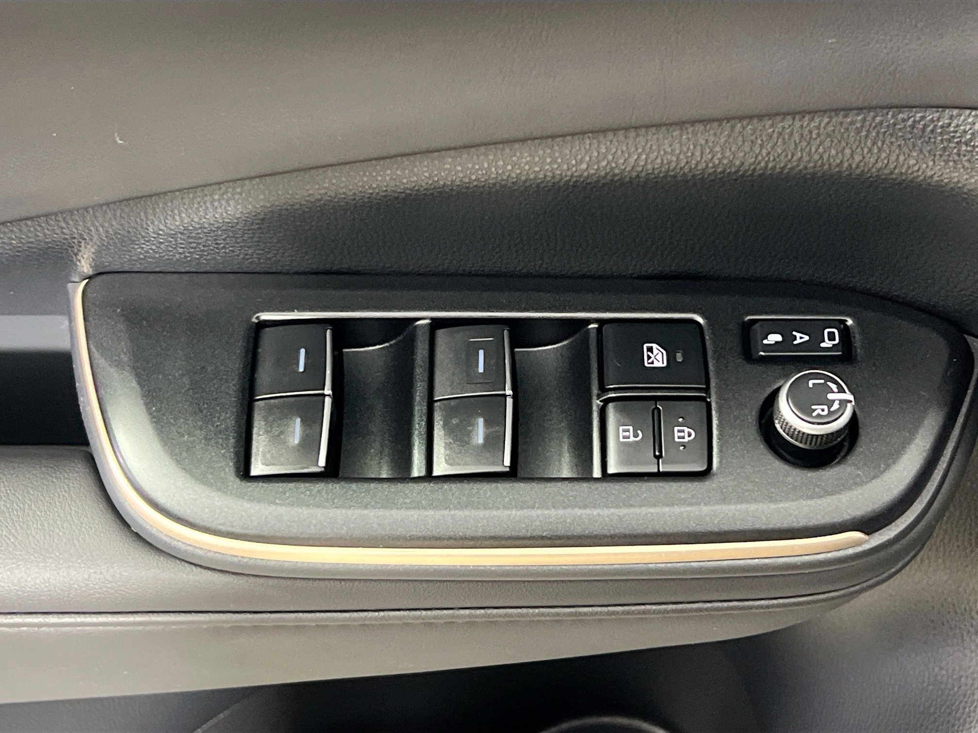 Used 2023 Toyota Crown Limited image 16