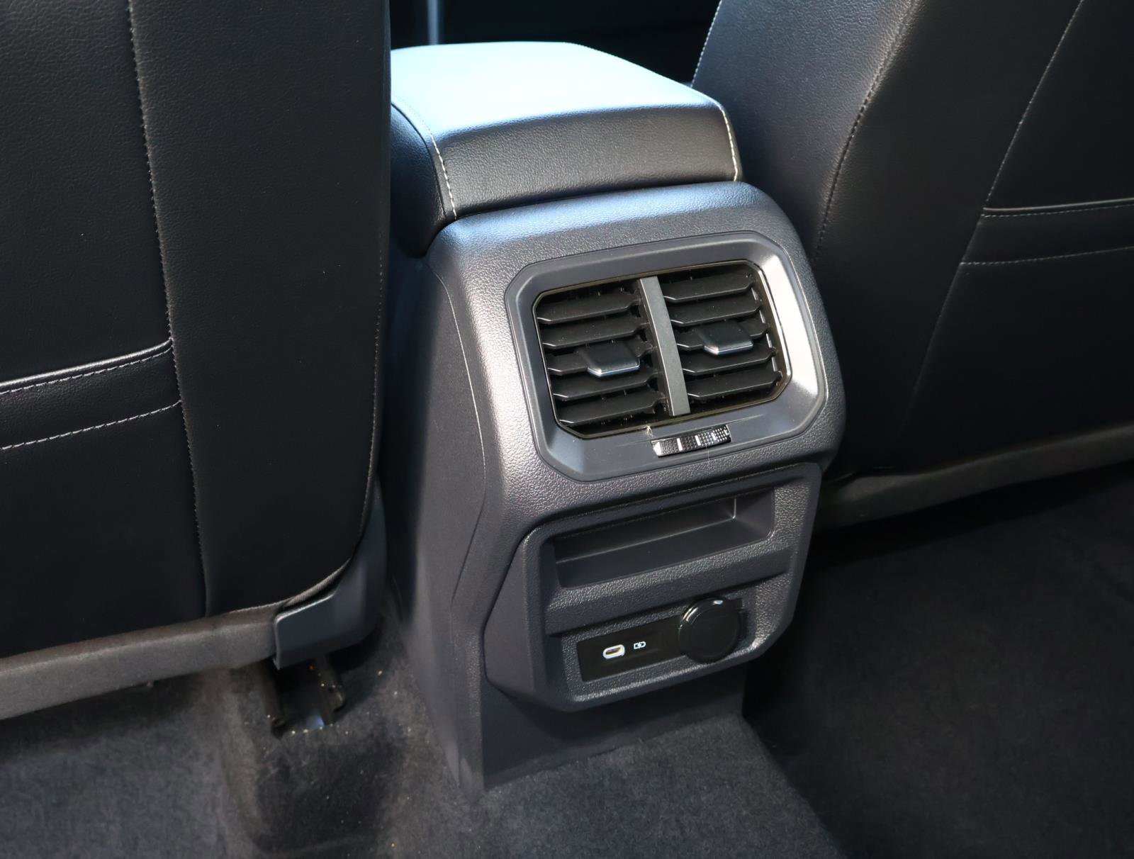 Used 2022 Volkswagen Tiguan SEL R-Line image 13