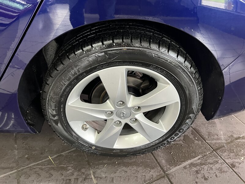 Used 2013 Hyundai Elantra GLS FWD image 30