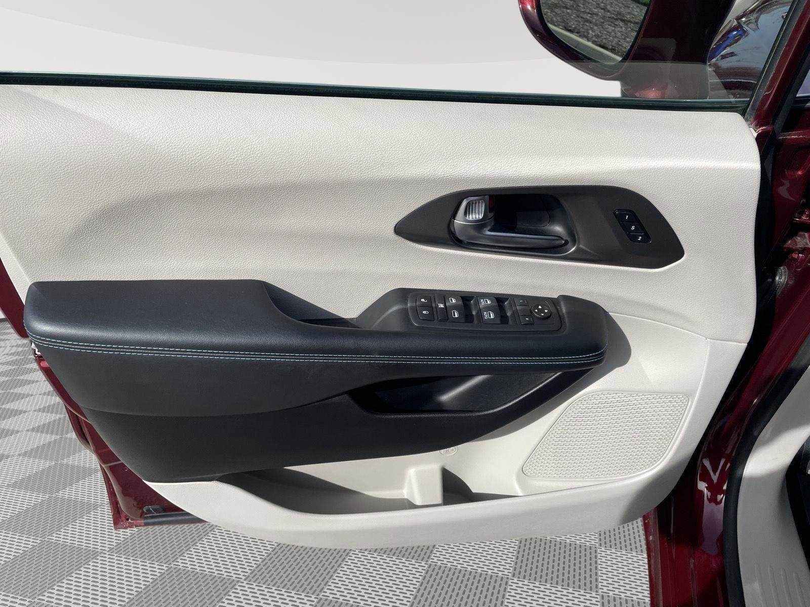 Used 2021 Chrysler Pacifica Touring-L w/ Premium & Safety Sphere Group image 18