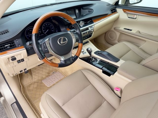 Used 2015 Lexus ES 300h w/ Navigation System Package FWD image 16