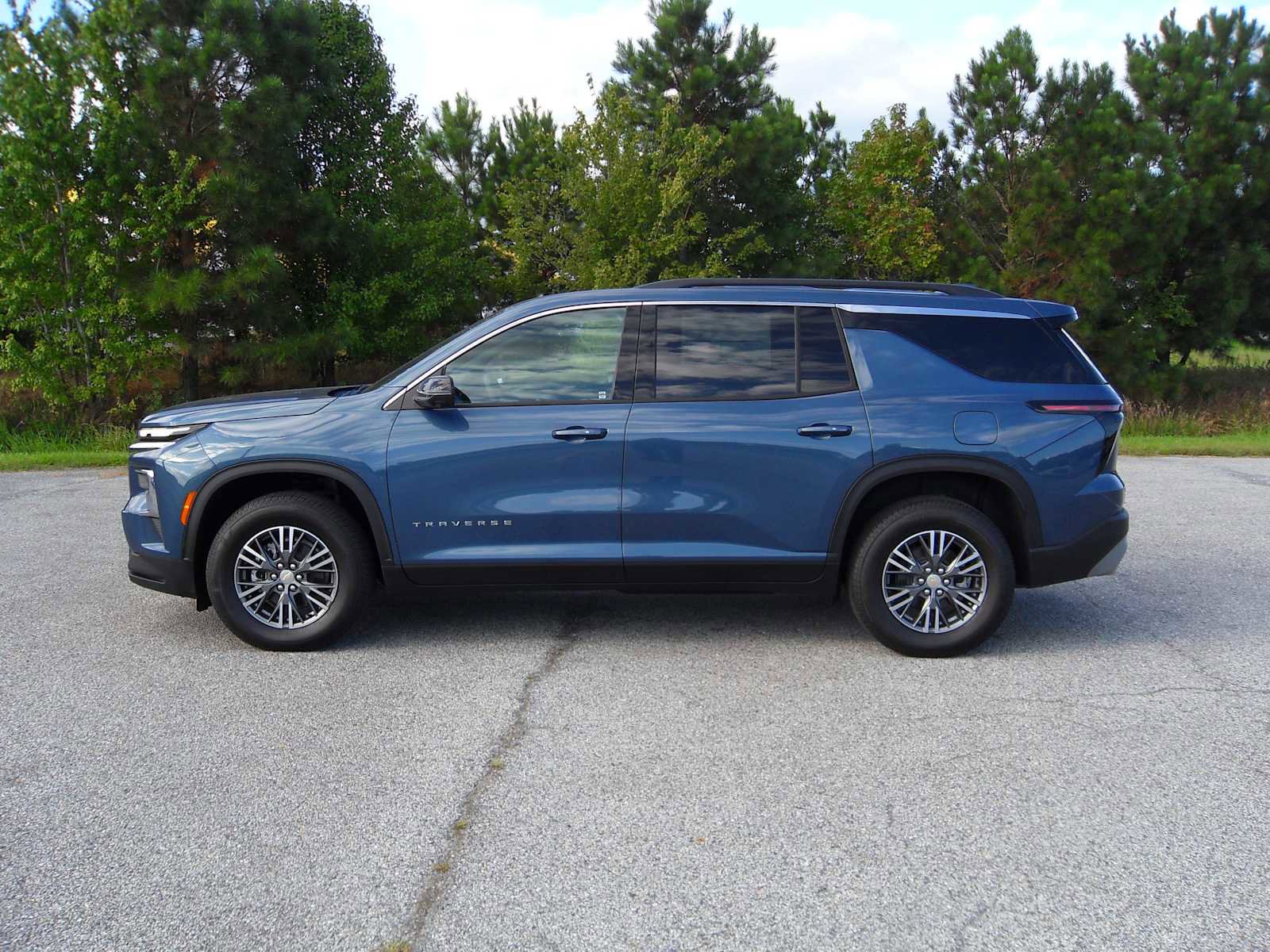New 2026 Chevrolet Traverse LT w/ Driver Confidence Package image 2