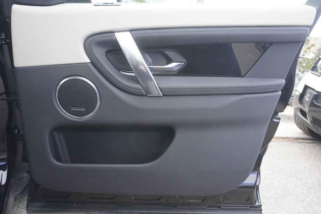 Used 2025 Land Rover Discovery Sport S image 21