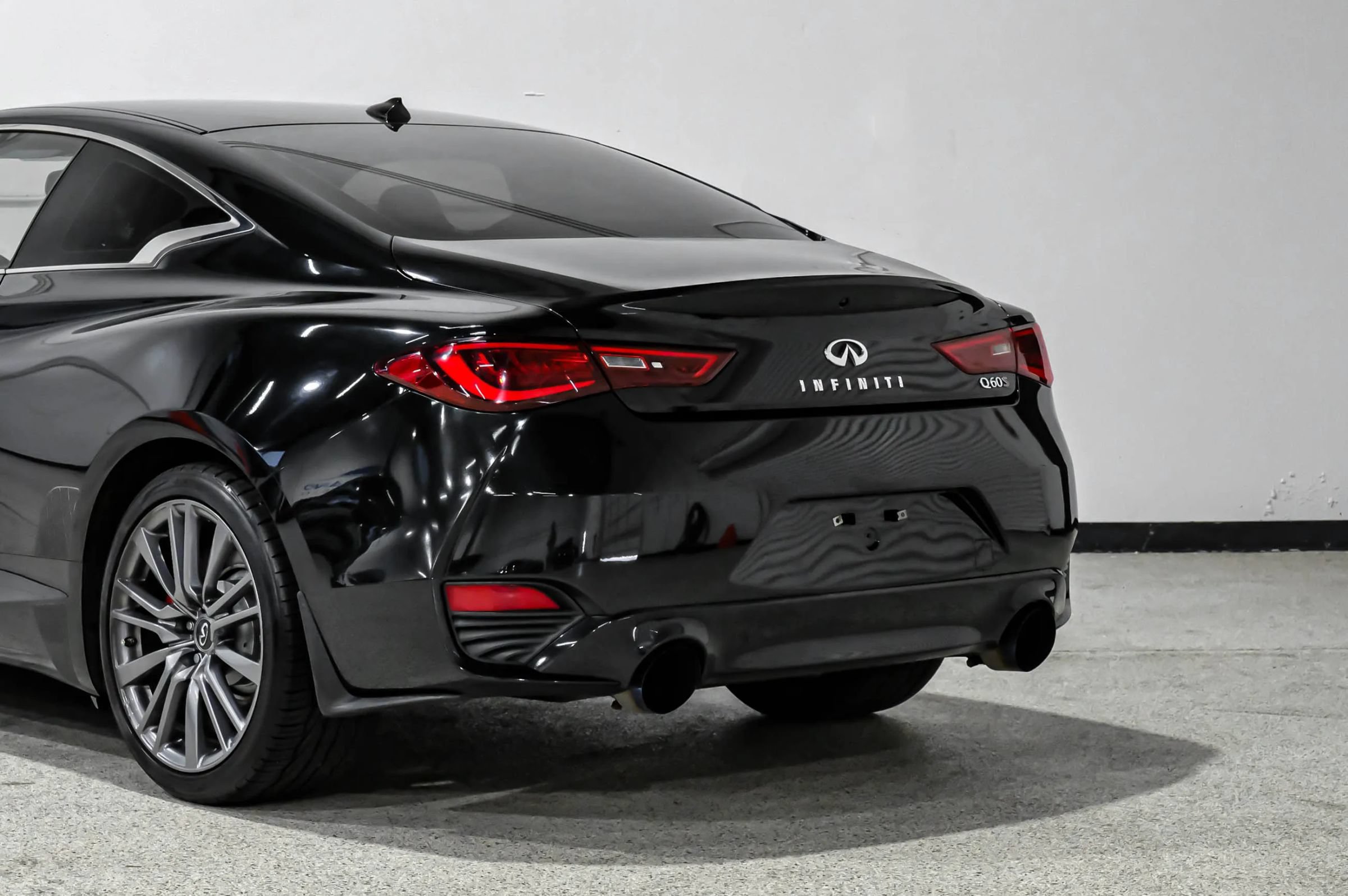 Used 2017 INFINITI Q60 Red Sport 400 RWD image 17