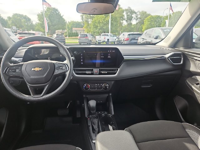 Used 2025 Chevrolet TrailBlazer LS FWD image 13