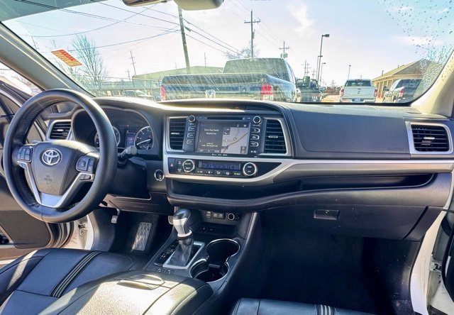 Used 2018 Toyota Highlander SE image 12