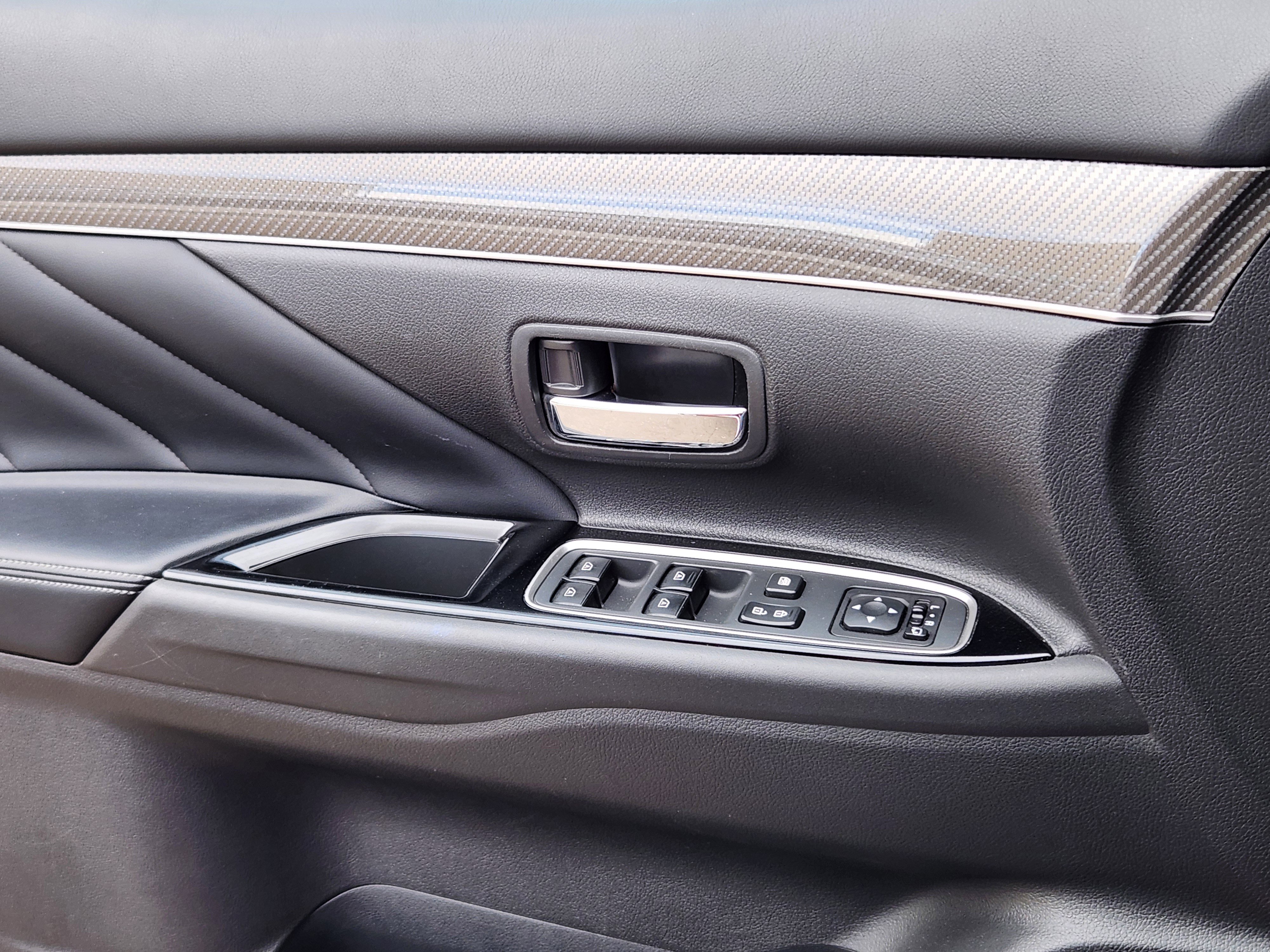 Used 2019 Mitsubishi Outlander 4WD Plug-In Hybrid image 9