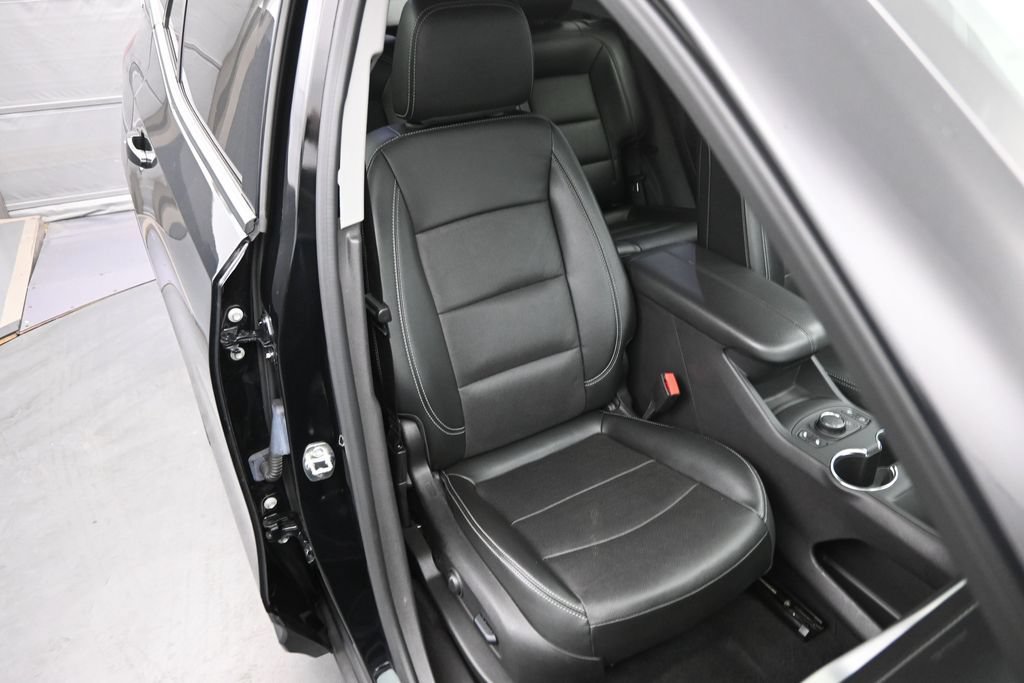 Used 2024 GMC Terrain SLT AWD/4WD image 11