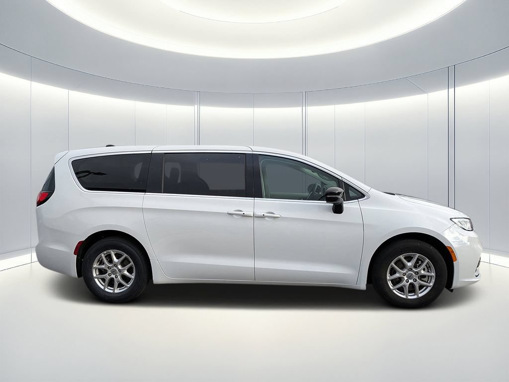 Used 2024 Chrysler Pacifica Touring-L FWD image 2