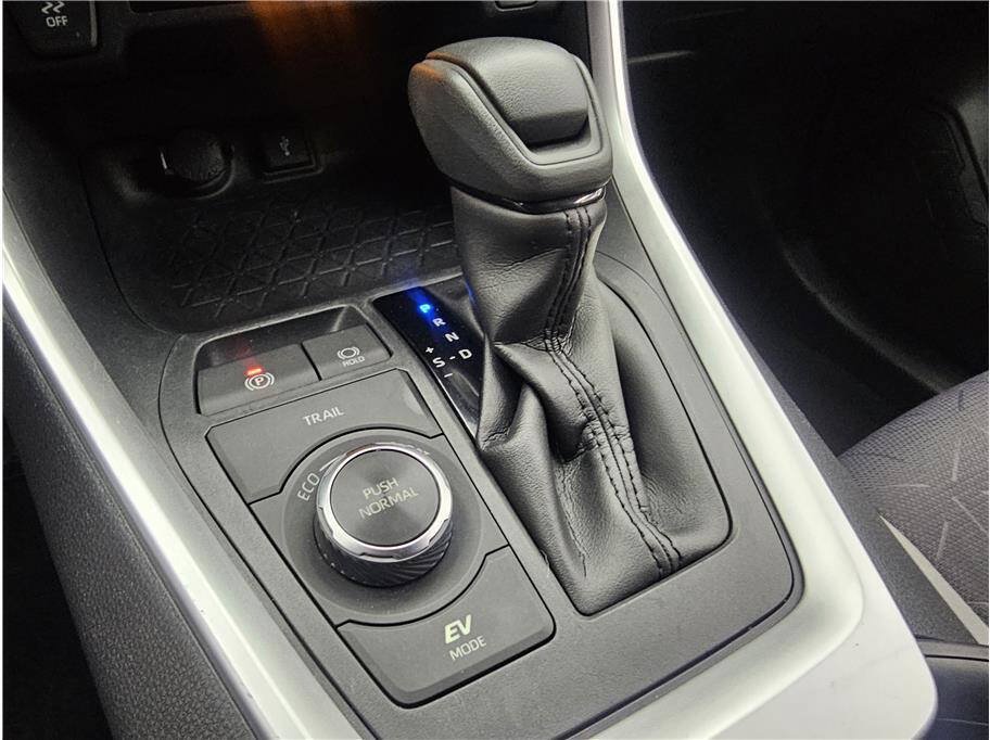 Used 2020 Toyota RAV4 XLE w/ Convenience Package AWD/4WD image 18
