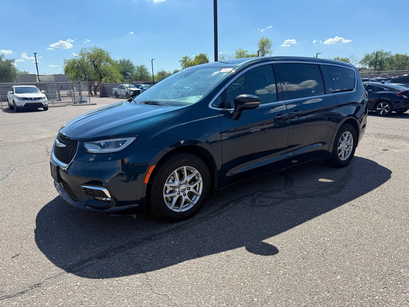 Used 2025 Chrysler Pacifica Select