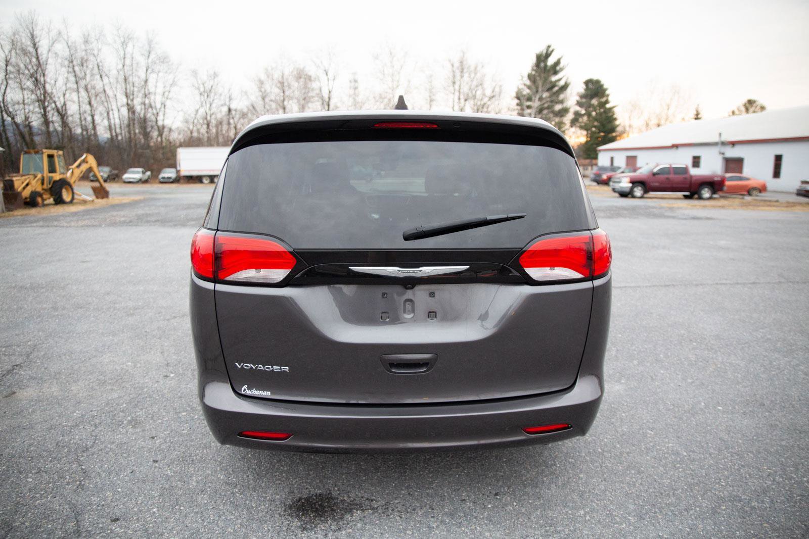 Used 2023 Chrysler Voyager LX image 4