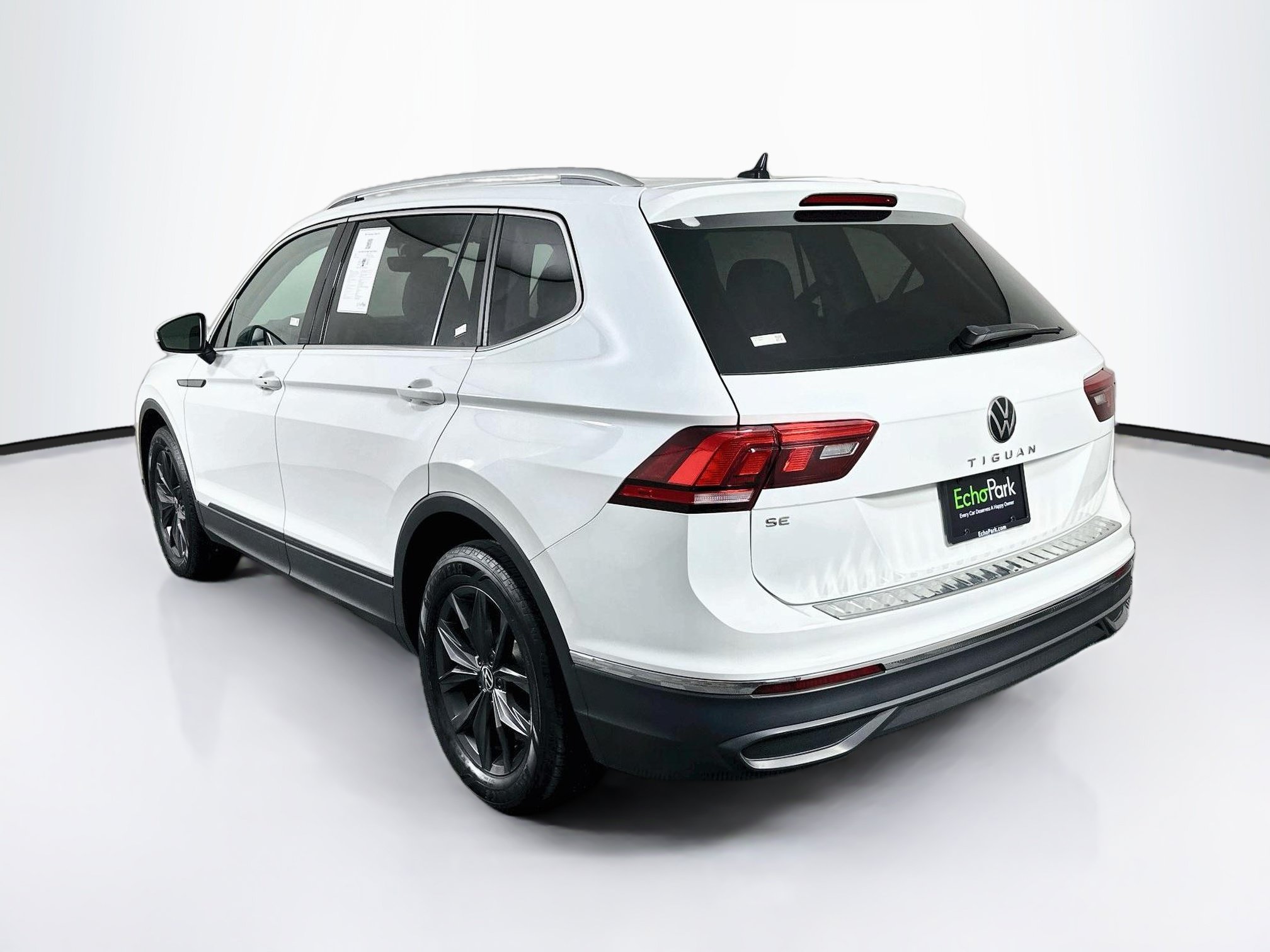 Used 2024 Volkswagen Tiguan SE w/ Panoramic Sunroof Package FWD image 5