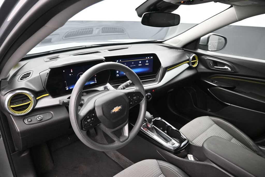 Used 2025 Chevrolet Trax LT FWD image 13