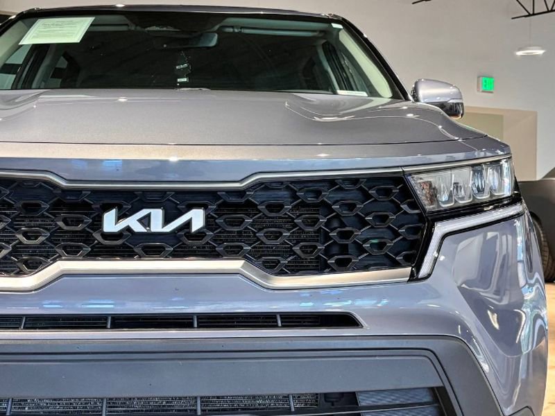Used 2023 Kia Sorento LX AWD/4WD image 4
