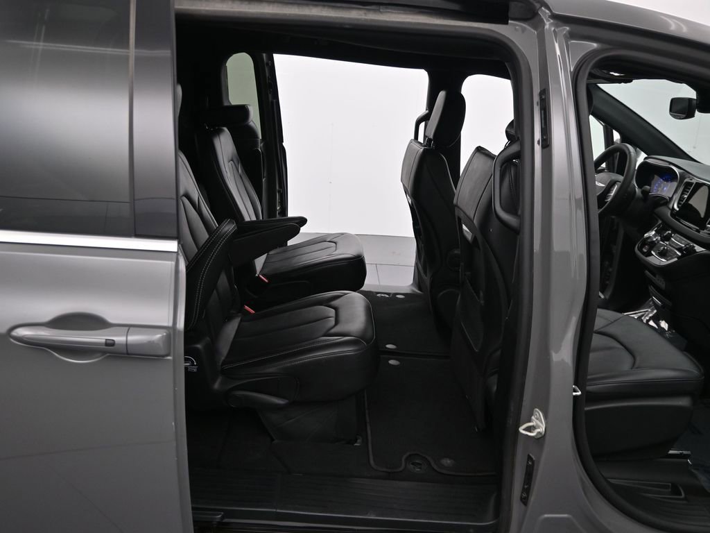 Used 2025 Chrysler Pacifica Select image 19