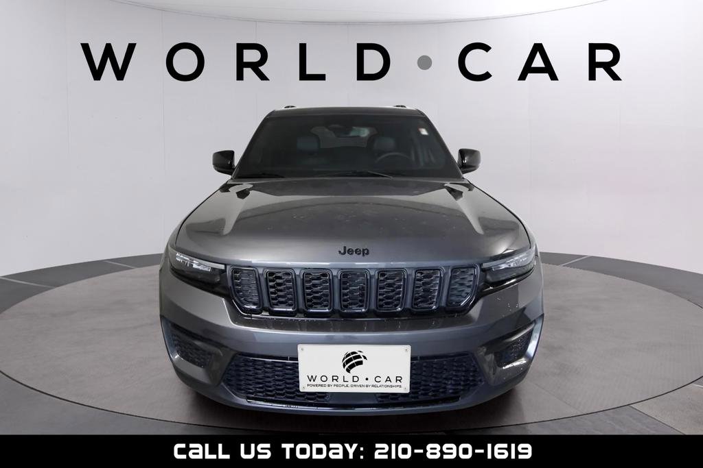 Used 2024 Jeep Grand Cherokee Altitude image 2