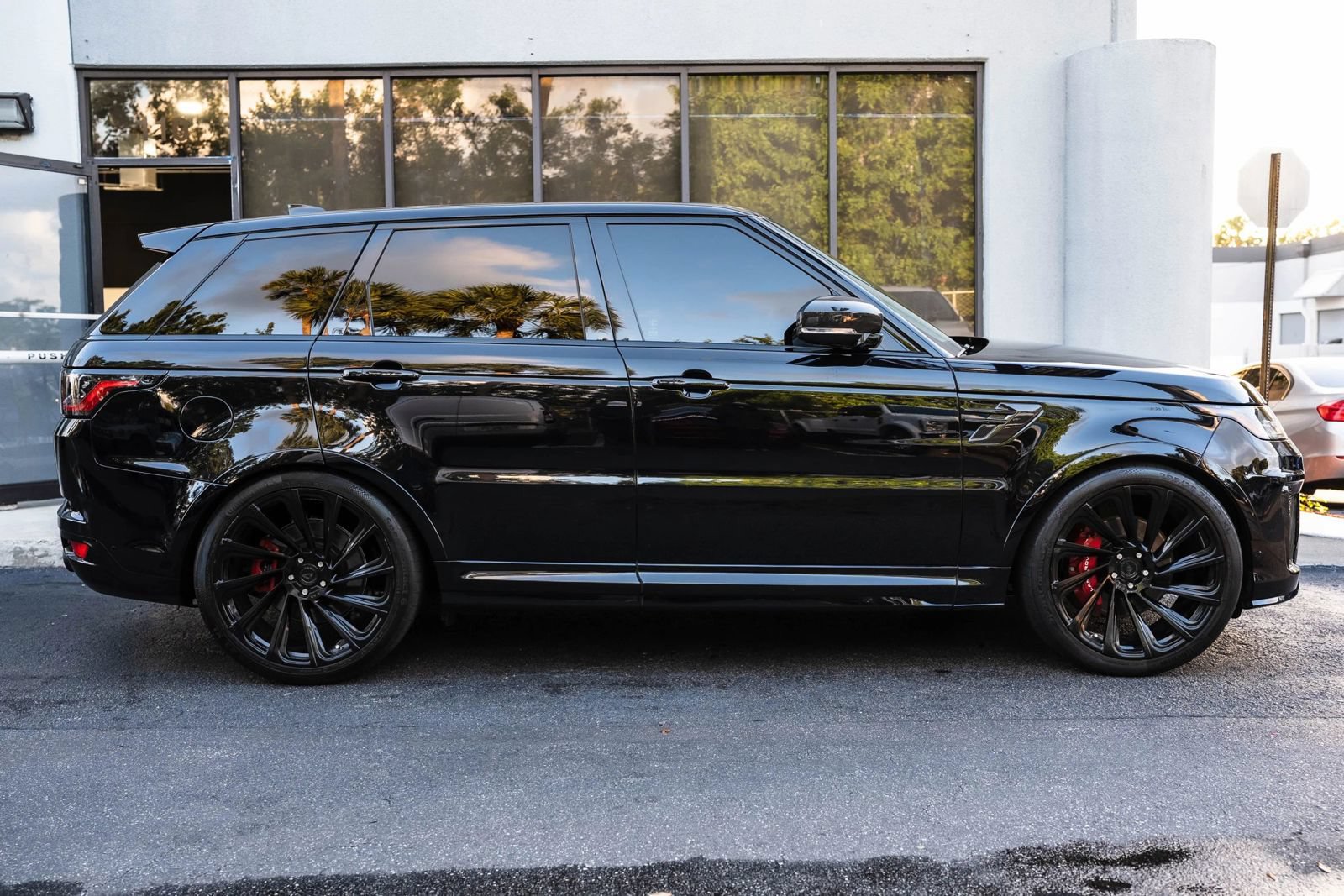 Used 2021 Land Rover Range Rover Sport SVR Carbon Edition AWD/4WD image 4