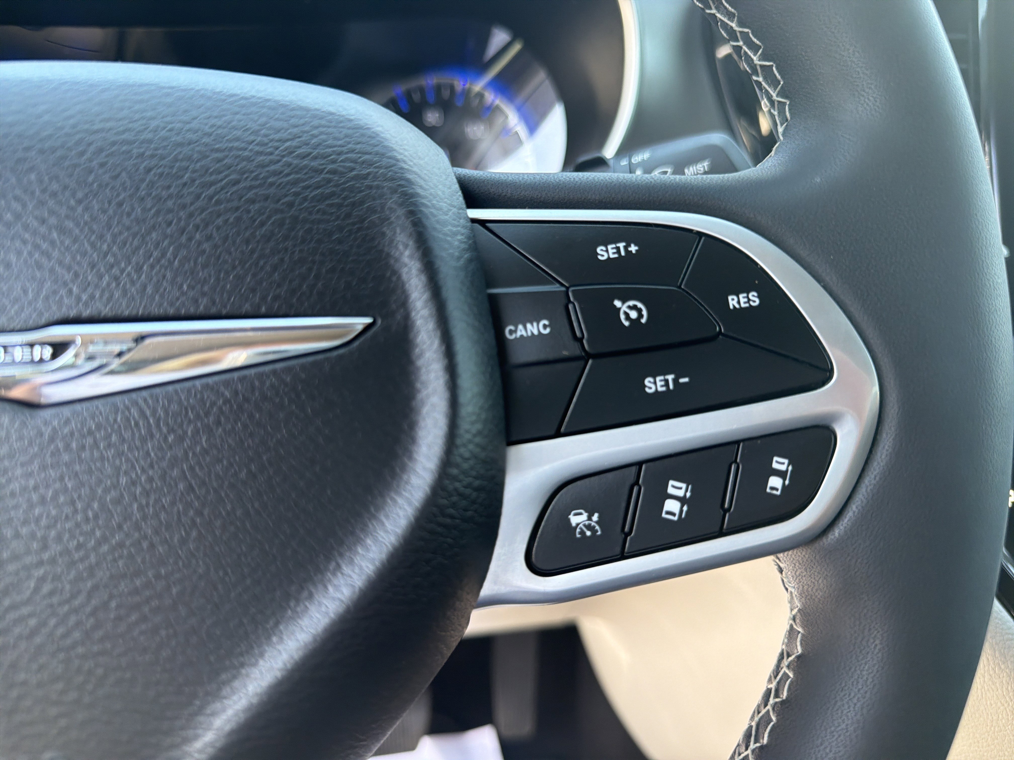 Used 2023 Chrysler Pacifica Touring-L image 26